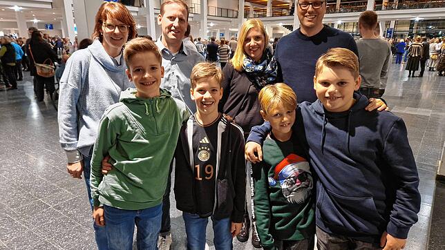 Familie Radl und Familie Jörg aus Friedrichshafen waren bei „Wetten, dass...?“ dabei. Sonja und Marc Radl, Martina und ...