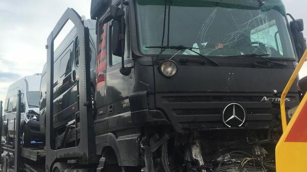 Nicht mehr fahrbereit war ein Autotransporter, nachdem er auf einen anderen Laster aufgefahren war.
