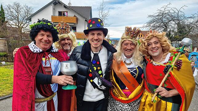 Begegnungen der besonderen Art: SÜDKURIER-Volontär Eugenio Marino (Mitte) mit Mitgliedern der Untersee Piraten Öhningen beim Höri-Umzug. ...