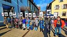 Die „Omas gegen Rechts“ zeigen am Samstag im Rahmen der Aktionen unter dem Motto „Schopfheim bleibt bunt“ Flagge für Demokratie in der ...