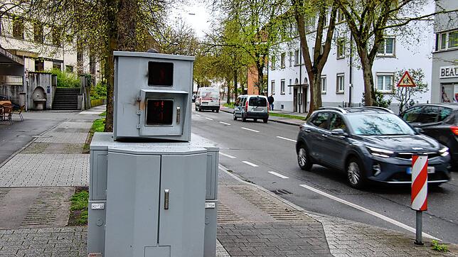 Der Blitzeranhänger der Stadt Singen, hier beim Einsatz in der Rielasinger Straße, soll künftig vermehrt in den neuen Tempo-30-Zonen zum ...