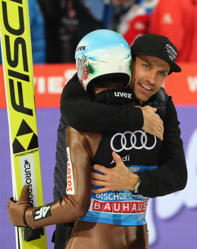 Gratulation vom bisher einzigen Vierfachsieger: Stoch und Sven Hannawald. Bild: dpa
