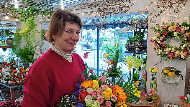 Elke Höpker steht mit einem Blumenstrauß in ihrem Geschäft in der Zeppelinstraße. Die Betreiberin vom Blumenhaus Höpker beobachtet, dass ...