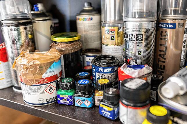 Malfarben, Lackspray &ndash; in der Werkstatt ist alles vorrätig.