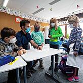 Nachmittagsunterricht in einer Schule – Maske ist Pflicht, auch bei kleinen Gruppen.