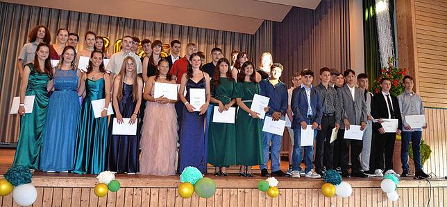 39 Schülerinnen und Schüler konnten ihre Abschlusszeugnisse in Empfang nehmen.