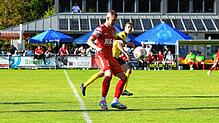 Der FC Königsfeld (Felix Fehrenbach, links) hat sich nach einer Kabinenpredigt des Trainers gegen den SV Denkingen (Marc Reichle) mit ...