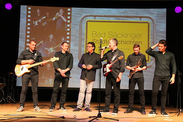 Musiker Oliver Fabro (vierter von links) stellt seine Band vor. Von links: Robert Waßmer, Jonathan Freitag, Produzent und Moderator ...