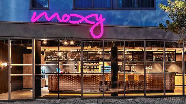 Die Fassade des Moxy-Hotels im französischen Amiens. Ein Hotel dieser Budget-Kette der Marriott-Gruppe plant ein dreiköpfiges ...