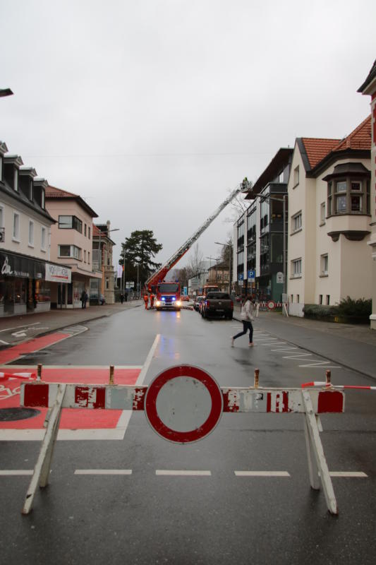 Das Flachdach der Turnhalle der Teggingerschule drohte abzustürzen, daher sperrte die Feuerwehr kurzzeitig die Straße und befestigte das ...