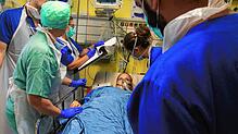 Für schwerkranke Corona-Patienten brauchen Kliniken ausreichend Intensivbetten mit Beatmungsgerät. Das Bild entstand bei der ...