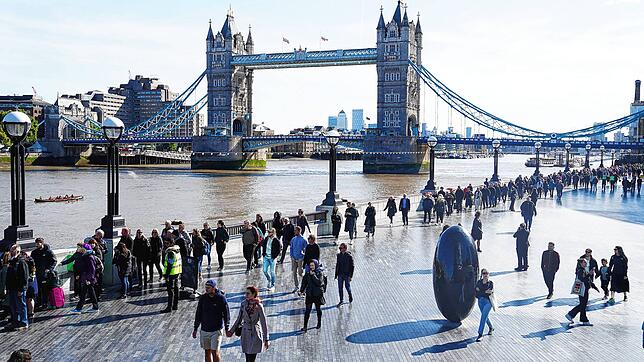 Bürgerinnen und Bürger stehen in der Nähe der Tower Bridge Schlange, um während der Aufbahrung von Königin Elizabeth II. vor ihrem ...