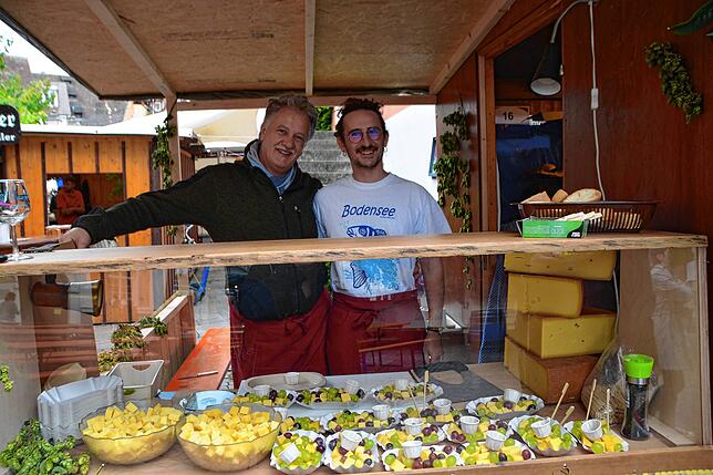 Mit dem Generationswechsel geht auch eine Erweiterung des Angebots am Fischstand einher. Andreas Dilger (links) hat die Leitung des ...