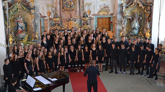 Der rund 80-köpfige Schulchor des Droste-Hülshoff-Gymnasiums bei seinem Konzert in der Seminarkapelle.