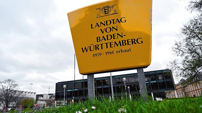 Das Landtagsgebäude in Stuttgart kann nicht mehr viele zusätzliche Abgeordnete aufnehmen. Der Rechnungshof mahnt, über Ausweichquartiere ...