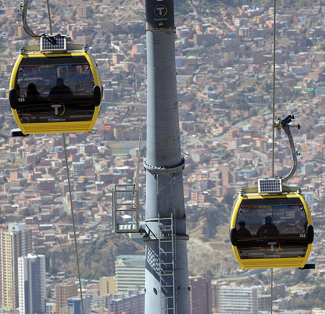 Bereits Wirklichkeit: Seilbahnkabinen verbinden das auf 4000 Meter gelegene El Alto mit der auf 3600 Meter gelegenen Metropole La Paz in ...