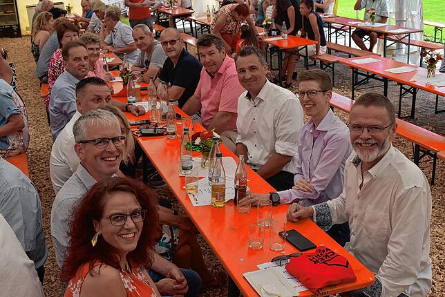 Viele Ehrengäste und Vereinsvertreter nehmen am Festbankett des SV Ühlingen teil und überbringen Glückwünsche und Geschenke.