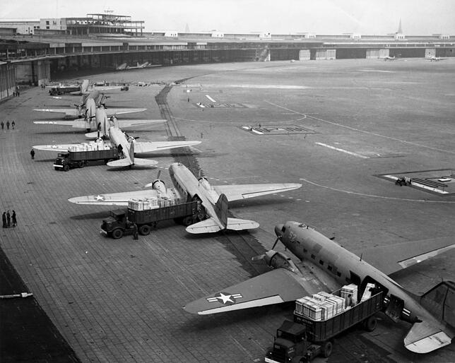 Minutiöser Ablauf: Amerikanische DC-3-Transporter werden auf dem Flughafen Tempelhof entladen.