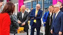 Kanzler Olaf Scholz bei seinem Besuch bei Sto in Stühlingen-Weizen in der Produktionshalle.