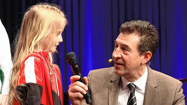 Die erst achtjährige Hanna Zuber vom Turnverein Donaueschingen auf der großen Bühne mit Oberbürgermeister Erik Pauly.