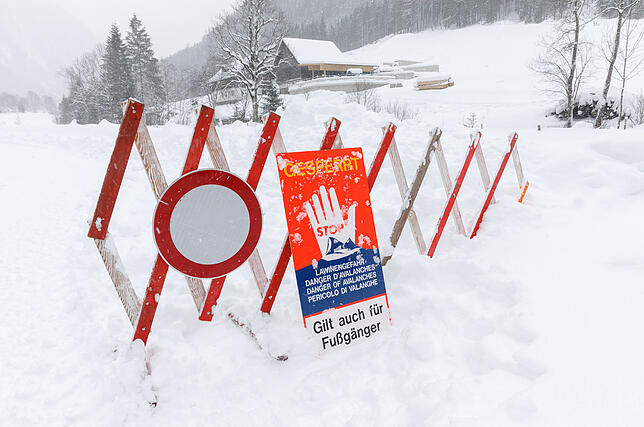 Österreich, Schladming: Die verschneite Untertalstraße ist wegen Lawinengefahrt gesperrt.