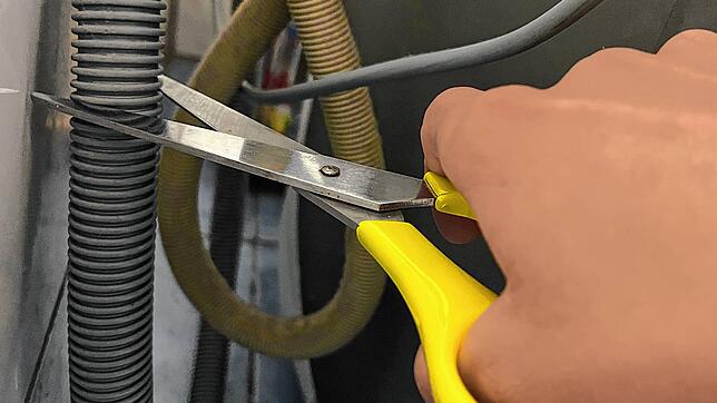 (Symbolbild) Einem Mann aus Konstanz wird unter anderem vorgeworfen, bei seiner Ex-Partnerin eingebrochen zu sein und den Schlauch ihrer ...