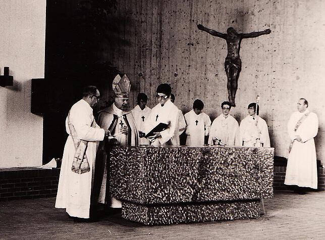 Einweihung der neuen Kirche St. Suso im November 1974: Weihbischof Gnädinger zelebriert die Messe.