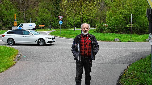 Werner Mosbach vor der Ausfahrt aus der Zollbruck auf die Nenzingerstraße. Der 68-jährige Elektrofachhändler leidet unter den Folgen der ...