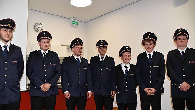Gleich sieben Feuerwehrmänner konnten in Steißlingen neu aufgenommen werden. Von den sieben kommen sechs aus der eigenen ...
