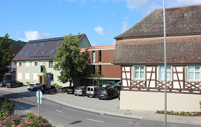 Belebter Dorfkern: Im historischen Gasthaus Sternen neben der Aachbrücke und dem angrenzenden modernen Neubau sind insgesamt 13 ...