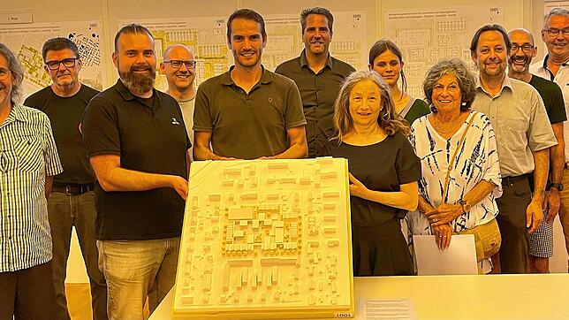 Stolz präsentieren die Wettbewerbssieger der Oekogeno GLH aus Freiburg ihr Modell für das Gottmadinger Quartier 2020. Philipp Weber ...