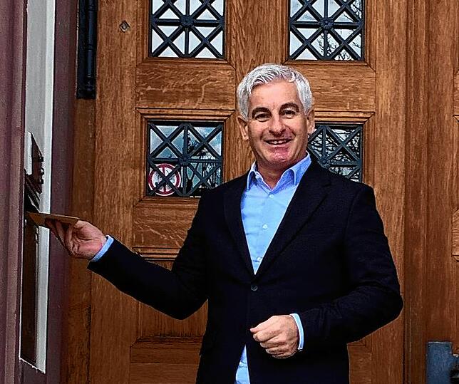 Fatih Cicek &ndash; hier bei der Abgabe der Bewerbung &ndash; ist der einzige Gegenkandidat zum Amtinhaber.