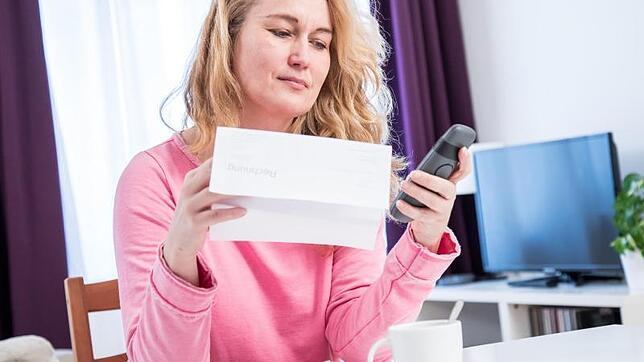 Vom Festnetz ins Mobilfunknetz zu telefonieren kann teuer werden.