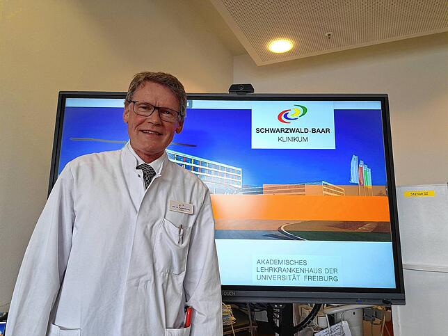 Chefarzt Hubert Kimmig von der Neurologischen Klinik informiert die Besucher zum Thema Schlaganfall.