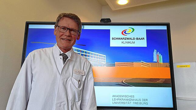 Chefarzt Hubert Kimmig von der Neurologischen Klinik informiert die Besucher zum Thema Schlaganfall.