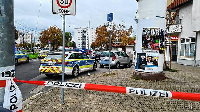 Im Stadteil Oggersheim ist eine Straße abgesperrt. Bei einem Messerangriff sind dort zwei Menschen getötet und ein weiterer schwer ...
