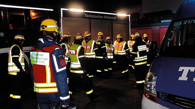 Bild : Feuerwehr, THW und DRK üben gemeinsam den Ernstfall. Hier gibt es die Bilder!