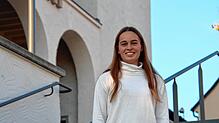 Nicole Heine vor der katholischen Kirche St. Oswald in Stockach. Die 17-Jährige kandidiert für den Stimmbezirk Stockach.