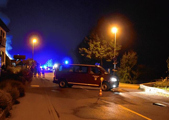 Bild 2: Bilder von den Löscharbeiten beim Großbrand eines Dachstuhls in Mahlspüren im Tal