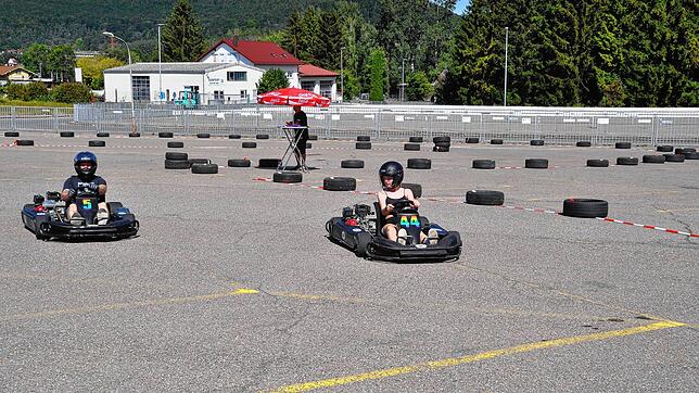 Auf der Rennstrecke, die auf dem TRW-Parkplatz angelegt wird, sorgt der RMSV Blumberg mit seinen Karts für Spannung und Unterhaltung. ...