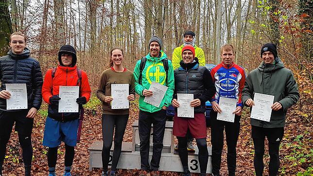 Siegerehrung: Die Schnellsten des Hauptlaufs im Tiengener Bürgerwald. Iin der Mitte die Sieger Annika Lang und Christoph Klauser (grüne ...