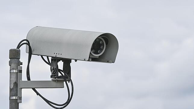 Überwachung findet heute nicht mehr nur noch in der Öffentlichkeit, etwa durch Kameras statt. Auch Handys können überwacht werden.