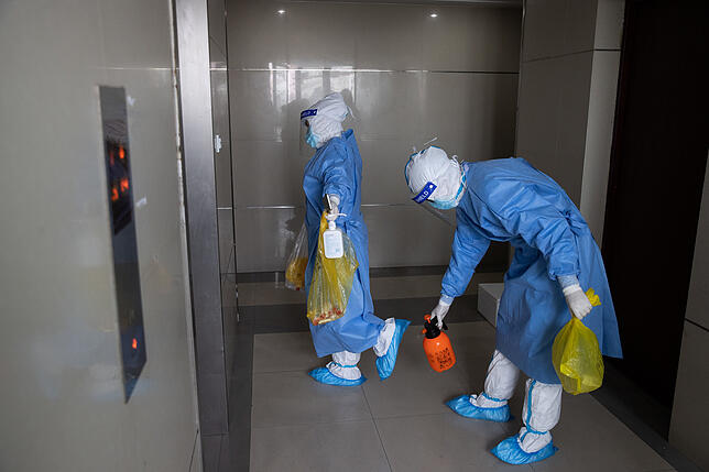 In Shanghai gehen zwei Allgemeinmediziner von Tür zu Tür, um Tests bei Anwohnern durchzuführen, die kein negatives Ergebnis vorweisen ...