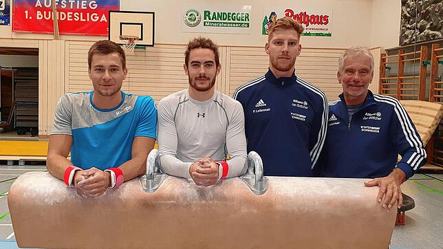 Ein Teil des Singener Turnteams: (von links) Tim Leitenmair, Volker Wiechert, Philipp Leitenmair und Trainer Axel Leitenmair.
