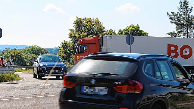 Der B27-Zubringer in Allmendshofen. Geplant ist hier eigentlich die Errichtung eines Kreisverkehrs. Die Pläne scheinen aber zu stocken.