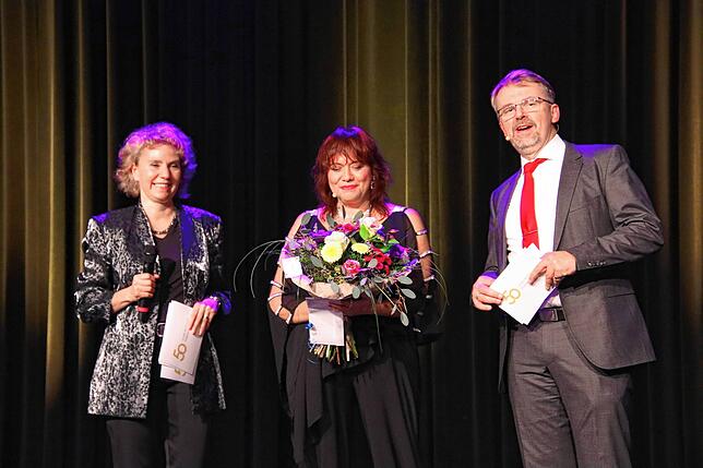 Die Erste Beigeordnete Petra Dofmeister und OB Martin Gruner danken Silke Padova für die Moderation des Abends,