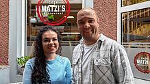 Graziella Verchio und Matthias Güntert testen den Mittagstisch im Café Matzi‘s in Singen.