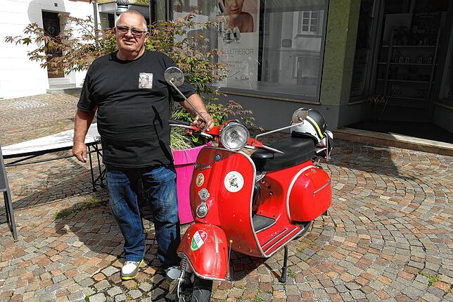 Er hat mit seinen Vespas bereits rund 180 000 Kilometer zurückgelegt: Günther Dziewas aus Friedrichshafen ist fasziniert vom ...
