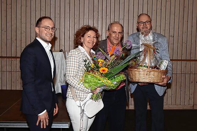 Hauptamtsleiter Sebastian Duffner (links) und der Vorsitzende des Wahlausschusses Wolfgang Eich (dritter von links) gratulieren Rudolf ...