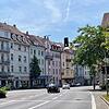 (Archivbild von Juni 2023) Blick in die Theodor-Heuss-Straße: Hier entzog sich ein Rollerfahrer einer Polizeikontrolle. Später in der ...